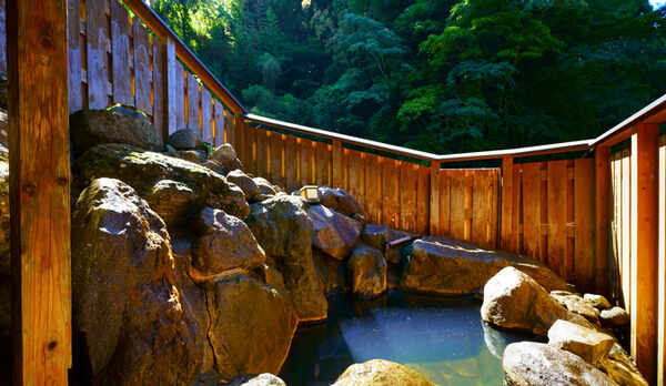 【客室Cタイプ/　みほつくし　】専用露天風呂でゆっくりと非日常をお過ごしください。　