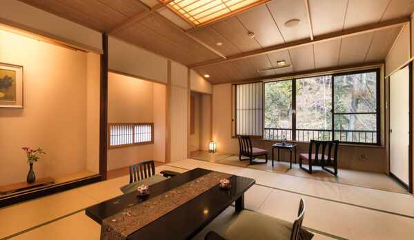 蔵王連峰のパノラマが広がる眺望自慢の和風客室【東館】