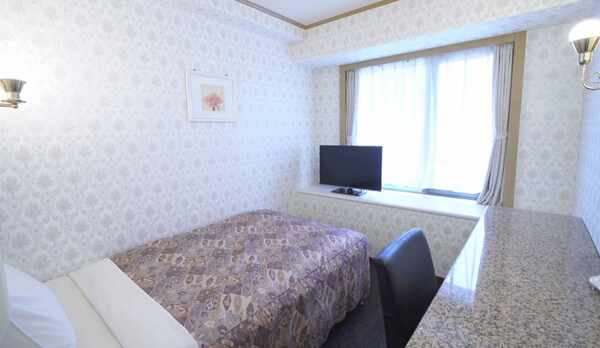 【シングル】15平米のお部屋に120センチ幅のベッド1台を設置しております。