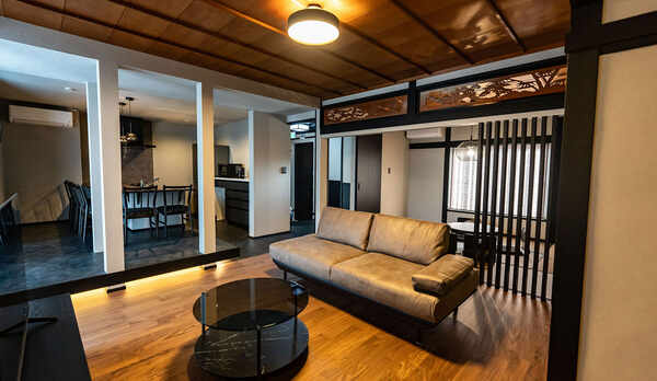 ・【リビングルーム】隣り合うダイニングや和室と壁がないため開放感があります