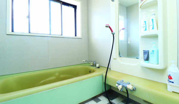 #家庭サイズのお風呂。空いていればご自由にお使いいただけます