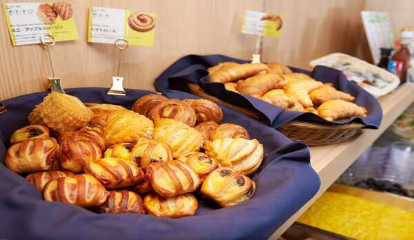 無料健康朝食♪焼き立てパンです♪