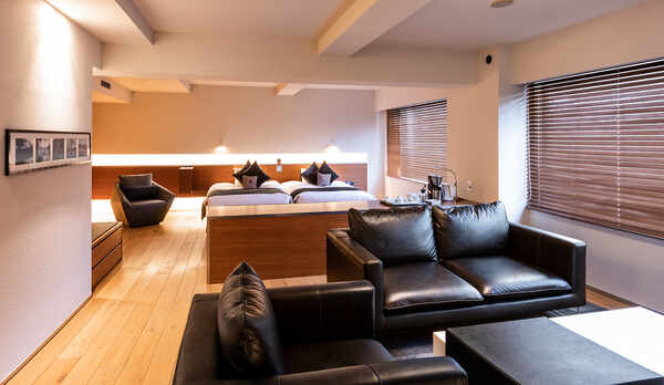 【スイート】洗練されたシンプルなデザインと木のぬくもりが調和する開放的な空間で寛げます。