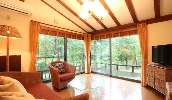 【スタンダード／リビング】大きな窓から四季折々の景色が目を楽しませてくれます