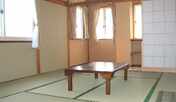 和室１０畳（バス付）広々とした明るいお部屋です。
