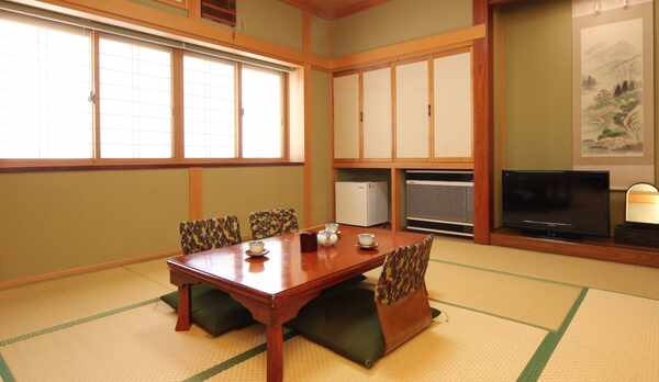 【和室10畳】離れ山が望めます