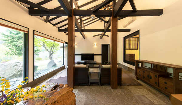 *特別室／お庭に面して一面ガラス張りのリビング