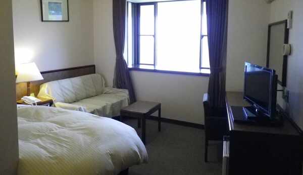 *【シングルルーム】ゆったりと寛げる空間。窓から明るい日差しも入ってきます。