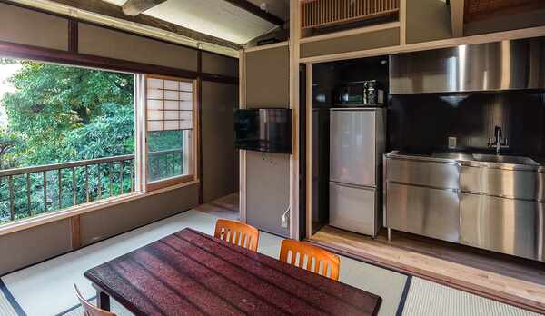 2F Temple View Suite (居間）