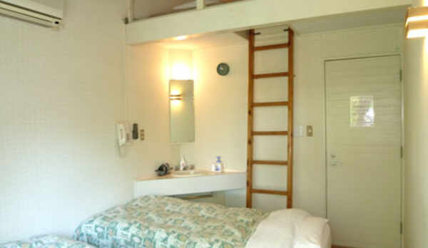 スタンダードロフトルーム　はしごが急なので小さなお子様やご年配の方は一階のベッドをご利用下さい