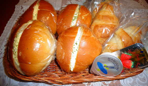 朝食無料サービス・パンもあります