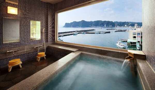 「展望浴場」のんびり湯船に浸かり、目の前の海が眺められる
