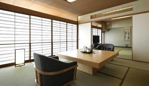 障子から広がる柔らかな光。畳の香りとやさしさに、心ほぐれる伝統の和空間。 （和室A）