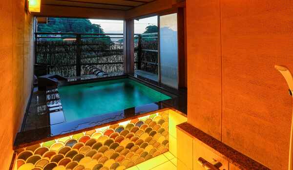 【貸切風呂】潮風を感じながら寛げる人気の貸切風呂。