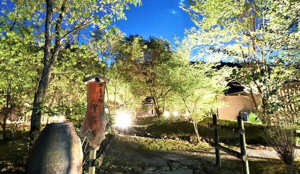 【紫尾庵】外観：陽が沈んだ後の数十分間は、幻想的な空模様をお楽しみいただけます。