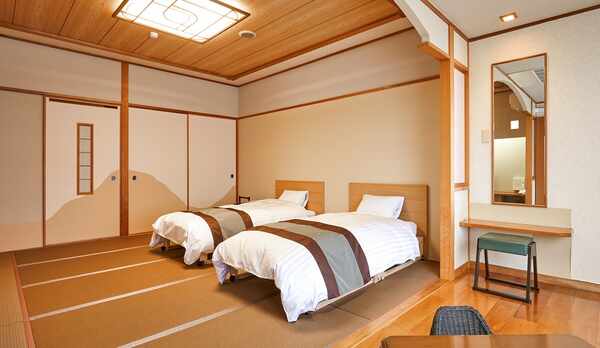 12.5畳のほかに窓側には広縁があり、テーブル・座椅子がございます。