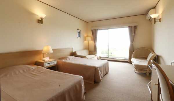 ＜スタンダードツイン＞お部屋は広めの 30m&sup2;です　ごゆっくりとお過ごし下さい