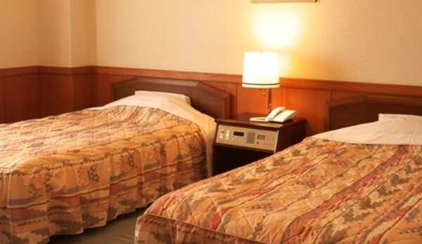 【バリアフリー洋室一例】32㎡4ベッドの広い部屋でお寛ぎいただけます。