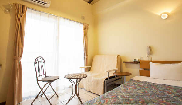 *【シングルルーム】ゆったりとした広さのシングル。テラスの外には海と青空が広がります。