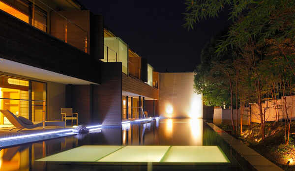 【水盤】ライトアップされ輝く水盤