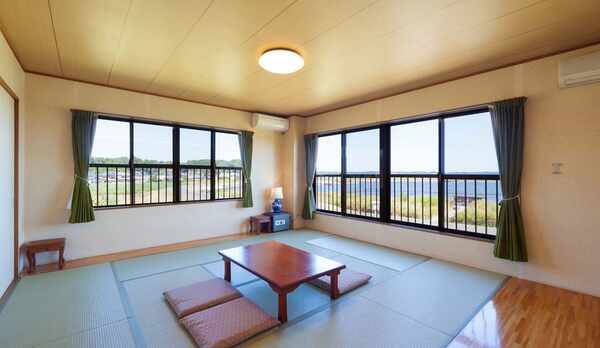 窓から北浦湖を一望