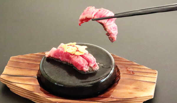 ご夕食一例： 黒毛和牛石焼　ピンクヒマラヤ岩塩　山葵