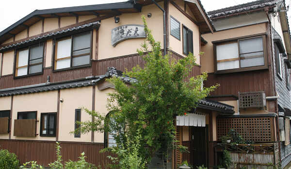 カニをはじめ地元の旬食材を、手作り料理でお楽しみいただく、「　四季香る宿　さだえ　」です。