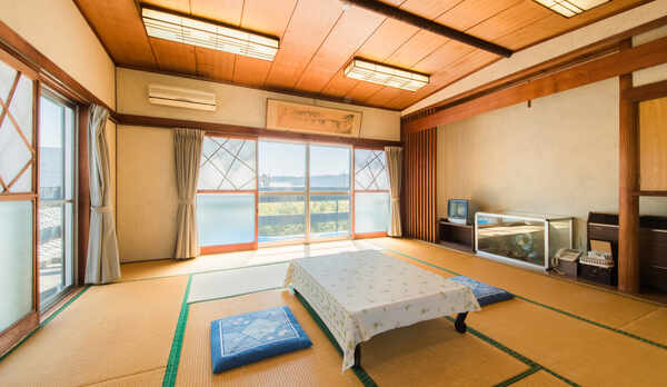 *【客室一例：蘭】窓からは温かい光が差し込みます。