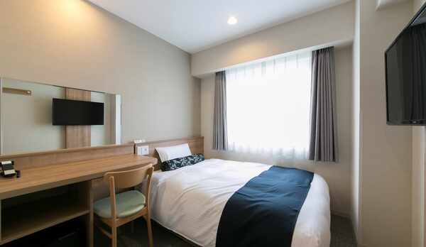 シモンズ製1400㎜ダブルベッド1台。