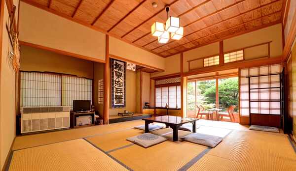 *和室10畳（客室一例）/畳の香がほのかに薫るお部屋でのんびりとお寛ぎ下さい。
