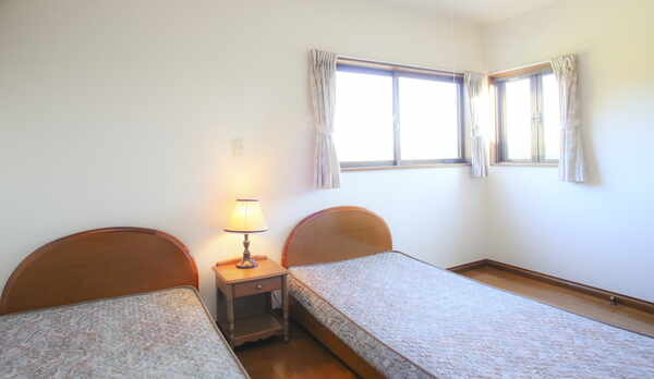 ２階にツインのお部屋が２つあります。5名様でご利用の場合、ベッドに添い寝か寝袋等ご持参ください。