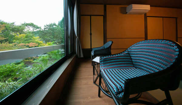 和モダンスーペリア和洋室：開放感あふれる大きな窓から望む景色を眺めながら、ゆったりと語らうひと時を。