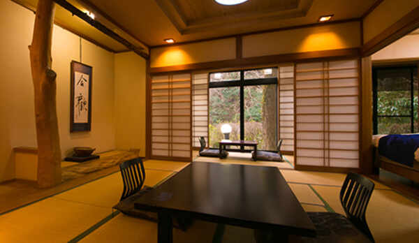 【客室一例】こだわりの床柱は見事な自然の造形美。お部屋で自然の芸術をお楽しみいただけます