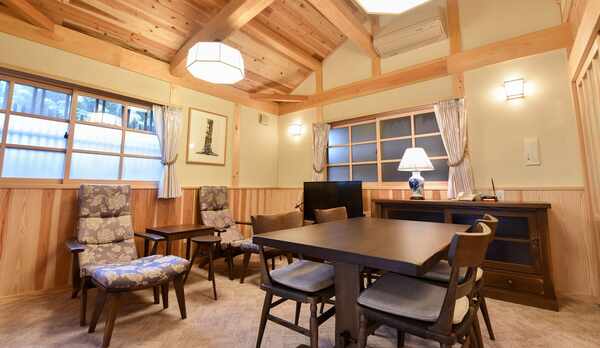*【離れ】リビングエリア：地元木材を利用し、天井の梁も美しいお部屋です。