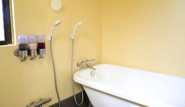 ・＜共用バスルーム＞パティオに隣接しています。洗濯機・乾燥機も完備！