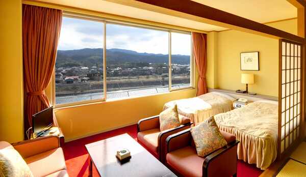 *東館特別和洋室（バス・トイレ付）／窓の外には那珂川が流れる、開放感たっぷりのお部屋