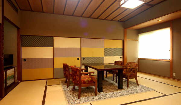 家族や団体のグループ旅行にオススメの大部屋。4名様から最大10名様までご利用頂けます。