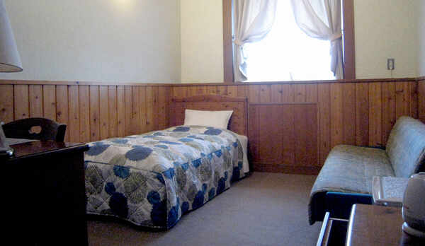 ・【洋室B一例】シングルルーム。ウッディで落ち着いたインテリア