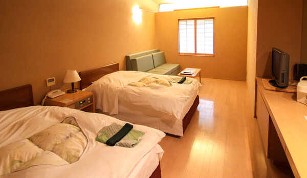 ・＜洋室＞TV、空調、ソファ、ポットなど完備しております