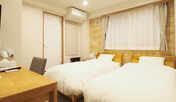 ツインルーム：ナチュラルな木の色目がほっと落ち着ける空間です。ご家族やご友人、ビジネスシーンにも。