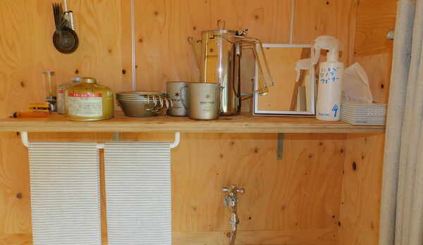 「住箱‐JUBAKO‐」建築家・隈研吾氏デザインのトレーラーハウス　内観①シンク周りの備品