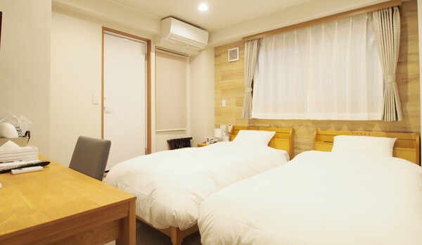 ツインルーム：ナチュラルな木の色目がほっと落ち着ける空間です。ご家族やご友人、ビジネスシーンにも。