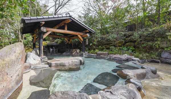 *【露天風呂(蛍の湯)】足元が滑ることもございますのでご注意下さいね。