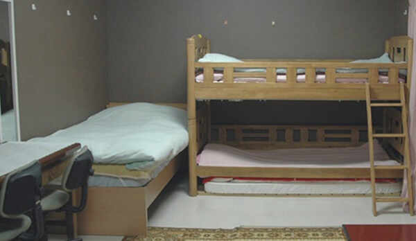 ・207号室　16畳の空間にベッドやデスク、ローテーブルのある快適な客室です！