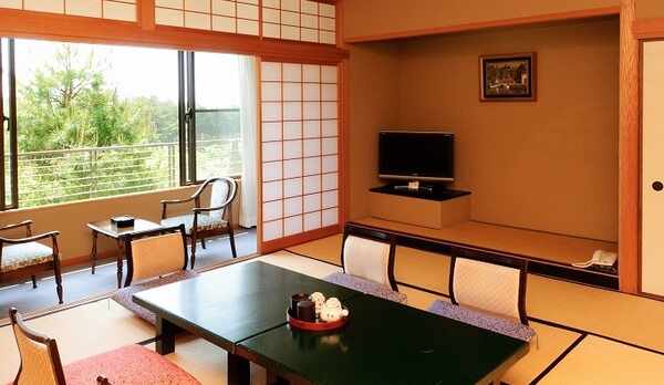 【通常和室一例】客室からは緑眩しい中庭を望むことができます。