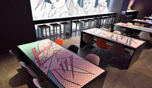 【ロビーラウンジ】テーブル