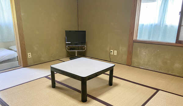 *【客室一例】和室にもベッドをご用意！広々としたお部屋なので、グループでもご利用いただけます！