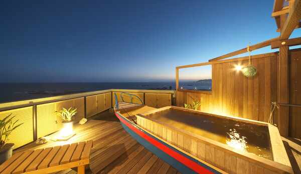 貸切露天風呂「ふね」の夜の様子、星空と房総半島の灯りを楽しめます♪