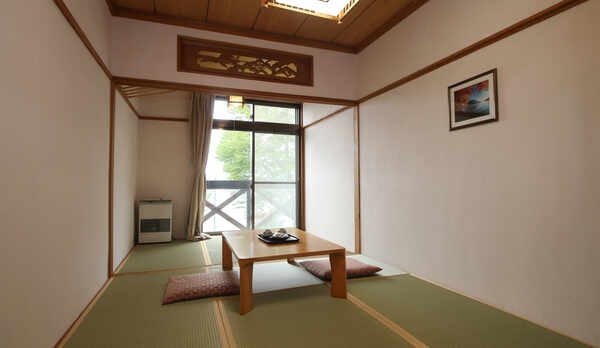 ◆【和室９畳(湖水側)】お部屋からみえる中禅寺湖が神秘的でステキ♪