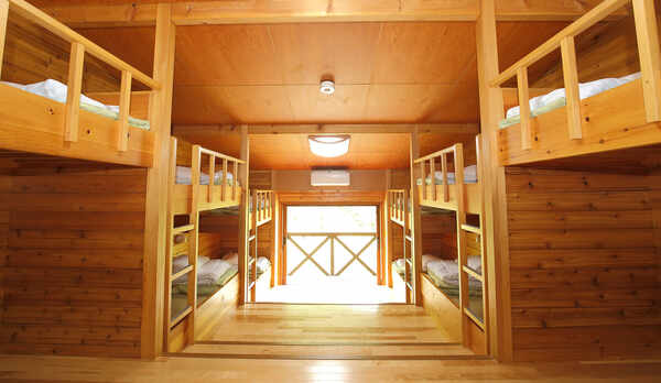 ・【洋室大一例】グループでのお泊りに。ウッディな二段ベッドが特徴です